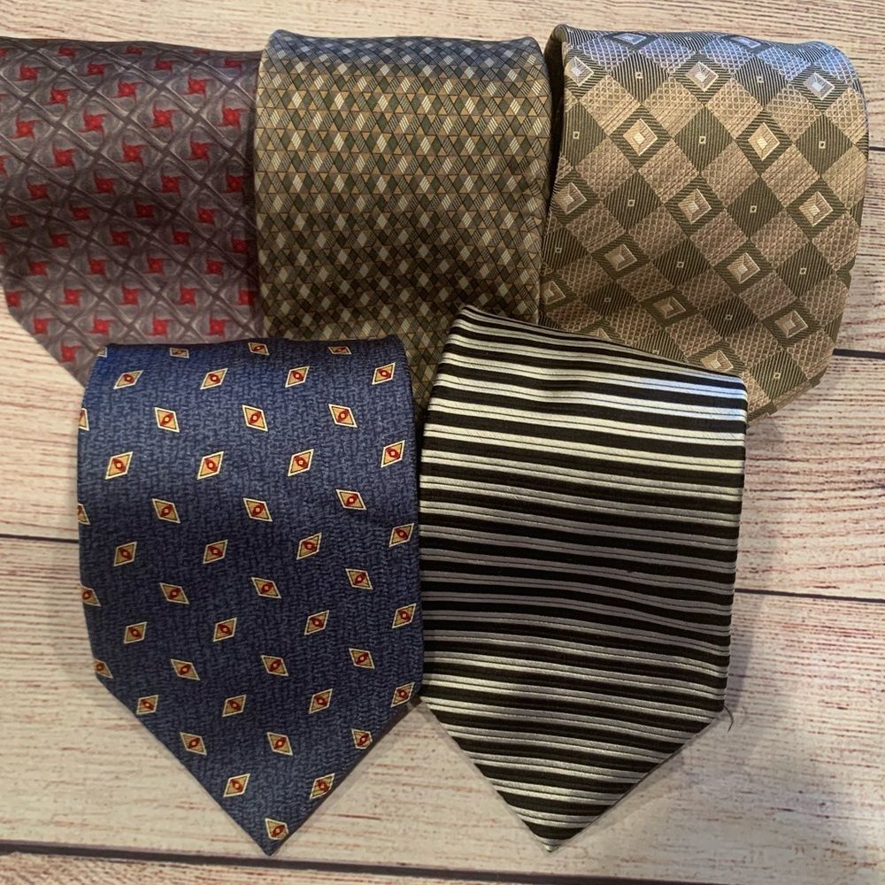 Lot of 5 Mens Silk Ties Ref# 2598
Excellent Pre-Owned Condition (one tie NWT)
